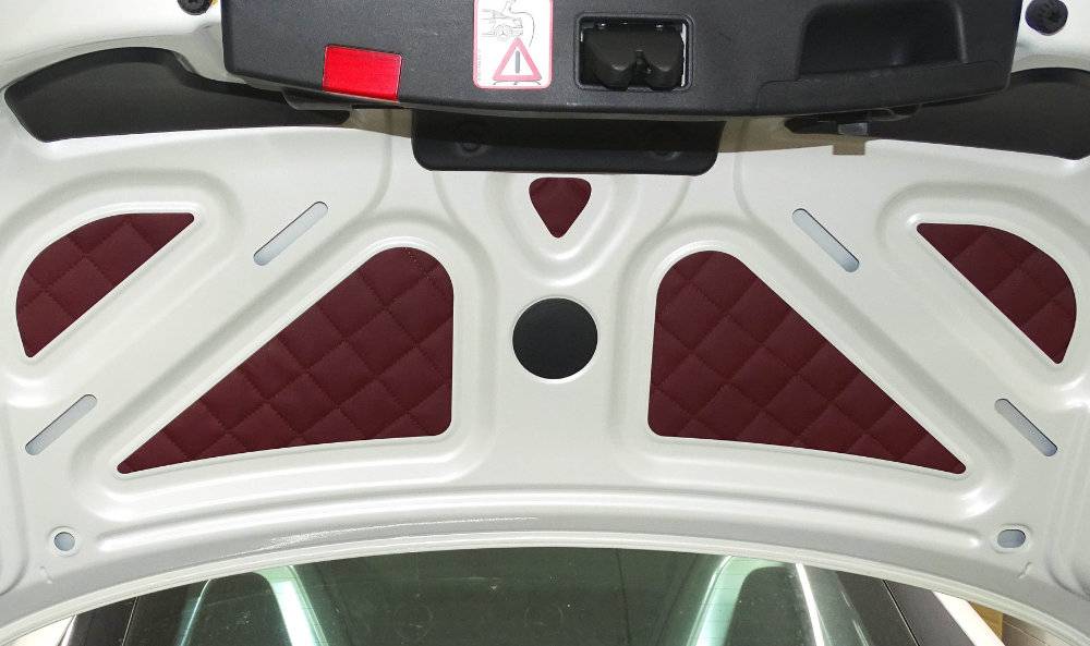 Kofferraumdeckel-Inlay in der Farbe Rot mit Steppprägung