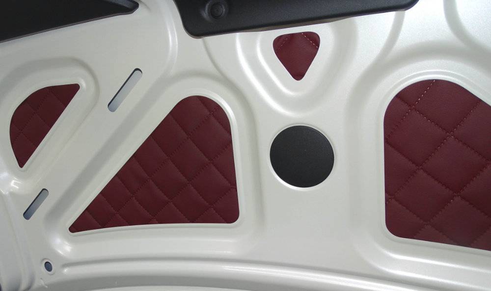 Kofferraumdeckel-Inlay in Rot mit Steppprägung