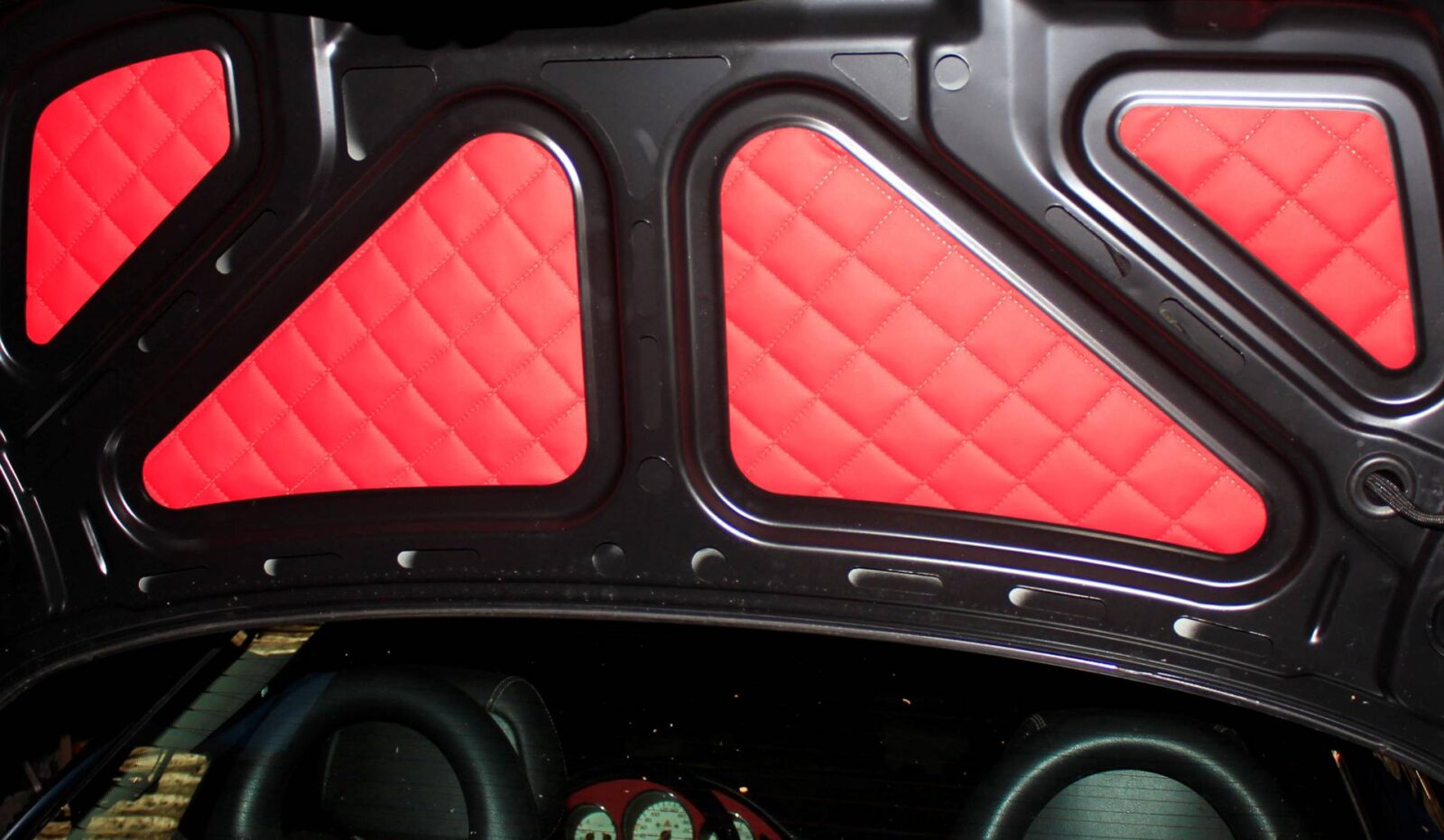 Kofferraumeinlage in Rot mit Steppprägung, passender Headliner R170 möglich