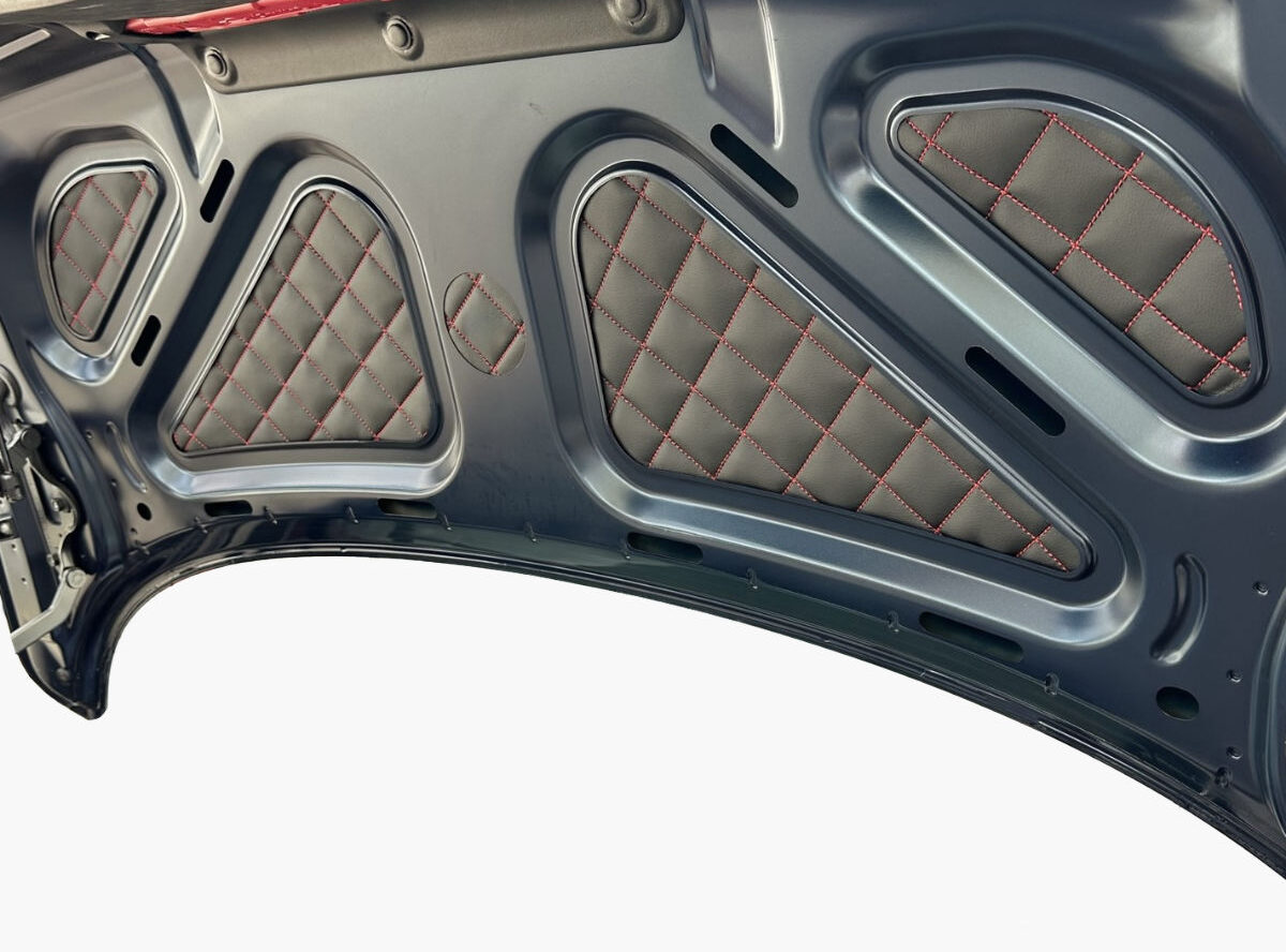 Mercedes SLK R171 Kofferraumdeckel Verkleidung Schwarz mit roter Ziernaht Mercedes SLK R171 Kofferraumdeckel Verkleidung Schwarz mit roter Ziernaht