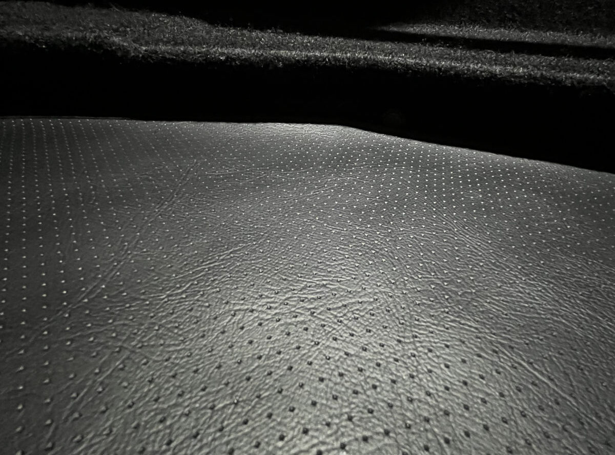 R171 Kofferraum-Matte Punktprägung Teilansicht 1 Mercedes R171 Kofferraum Matte Schwarz dot