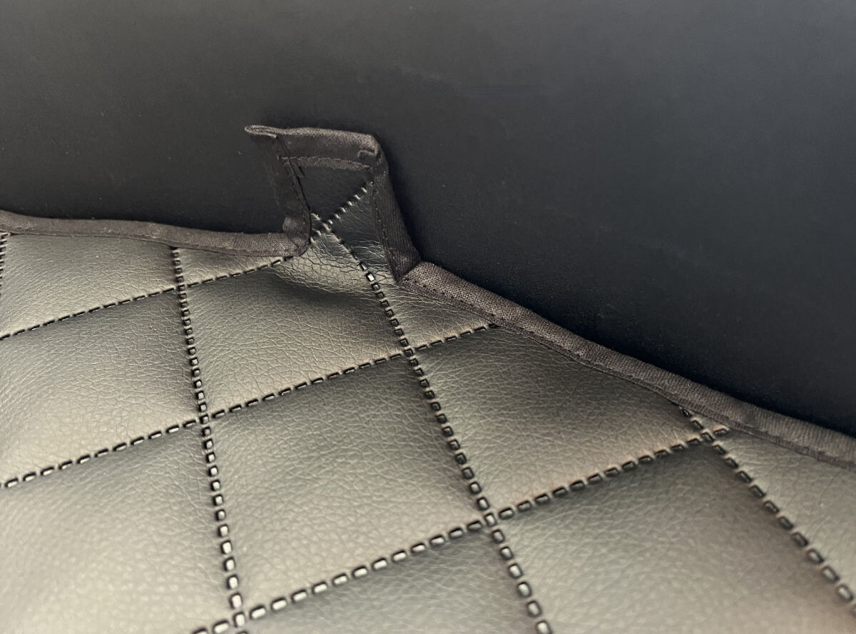 R171_Kofferraum-Matte_Schwarz_5x5_Lasche Mercedes SLK R171 Kofferraum-Matte Schwarz 5x5 Steppprägung