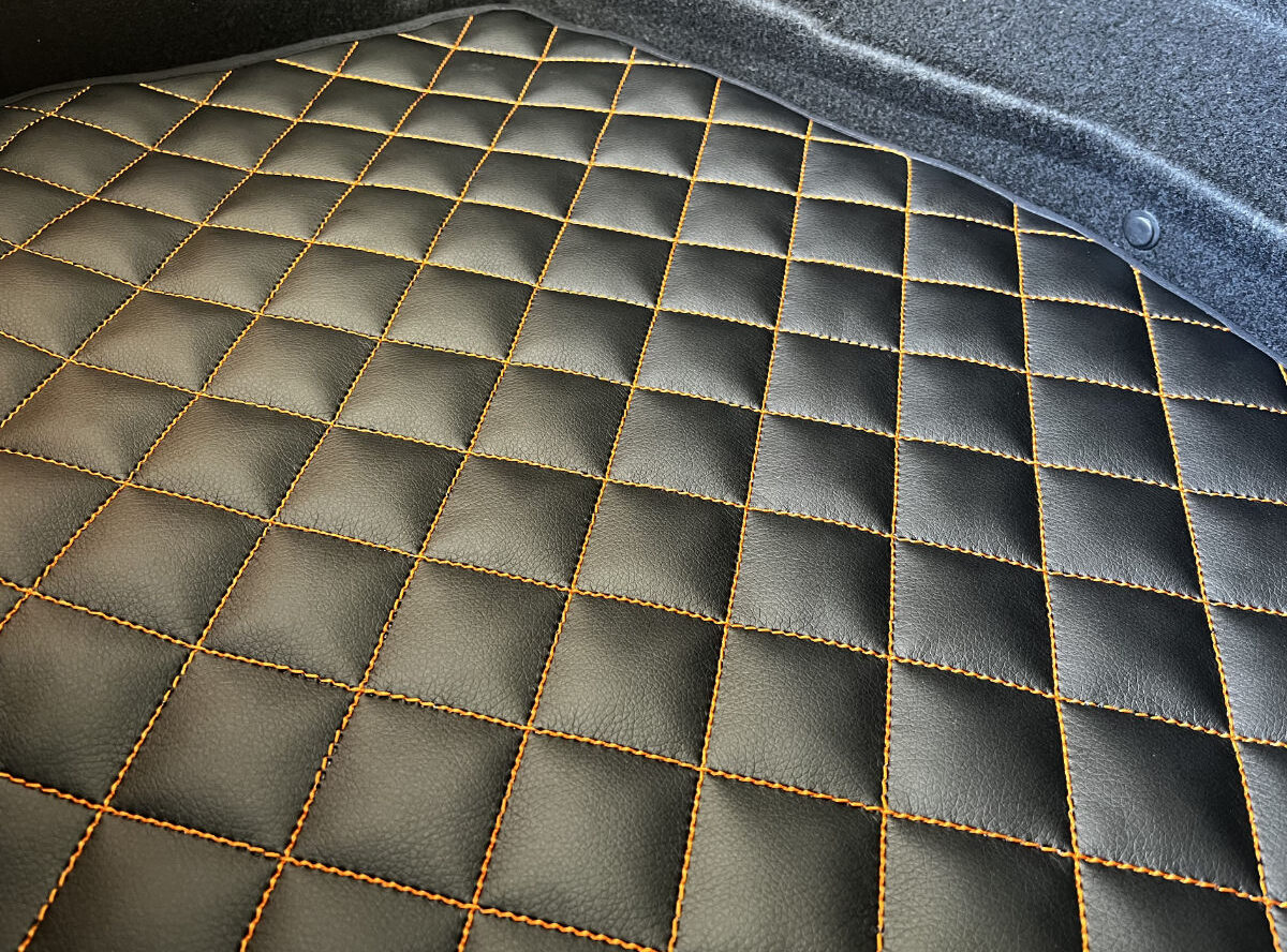 Mercedes R171 Kofferraum Matte Schwarz Ziernaht Orange Mercedes R171 Kofferraum Matte Schwarz Ziernaht Orange